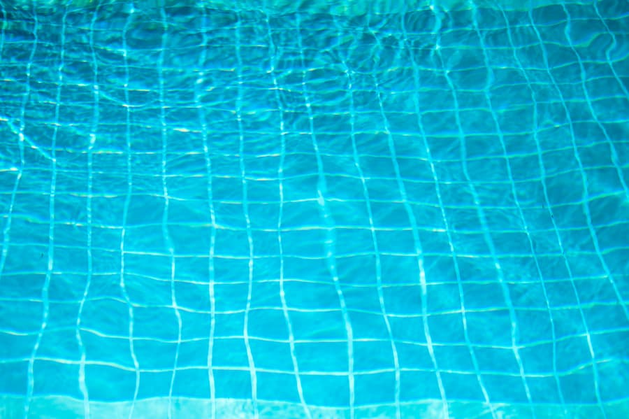 Características del gres porcelánico para piscinas