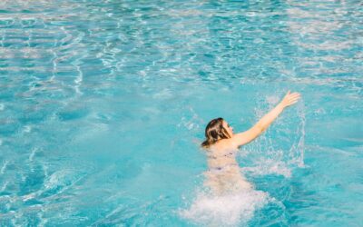 ¿Cómo se recomienda orientar la piscina?