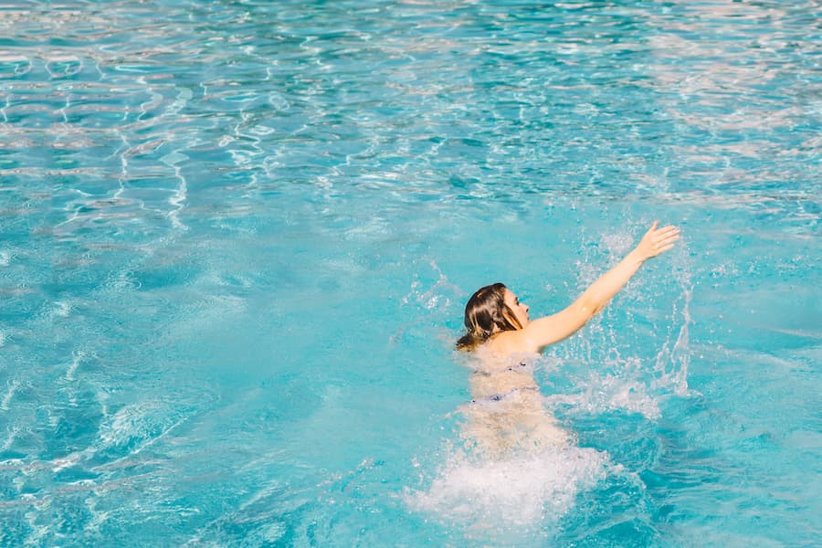 ¿Cómo se recomienda orientar la piscina?