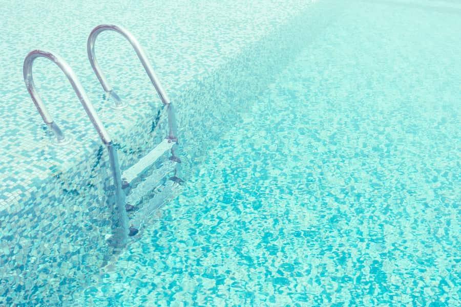 Línea de flotación de la piscina: ¿qué es y cómo limpiarla de forma efectiva?